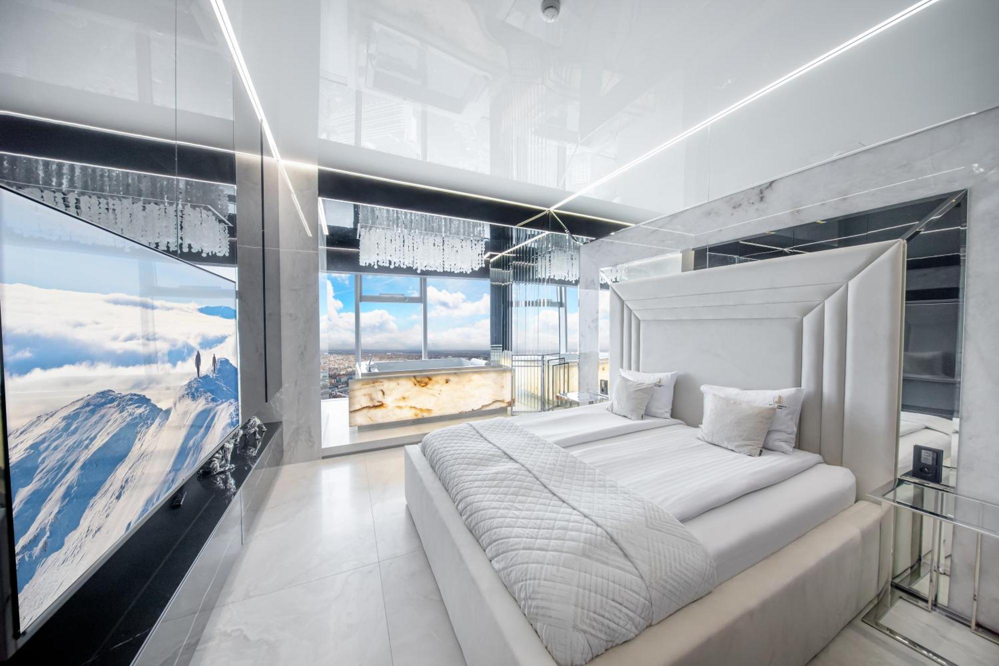 Apartamenty Sky Tower Z Jakuzzi Przy Oknie فروتسواف المظهر الخارجي الصورة